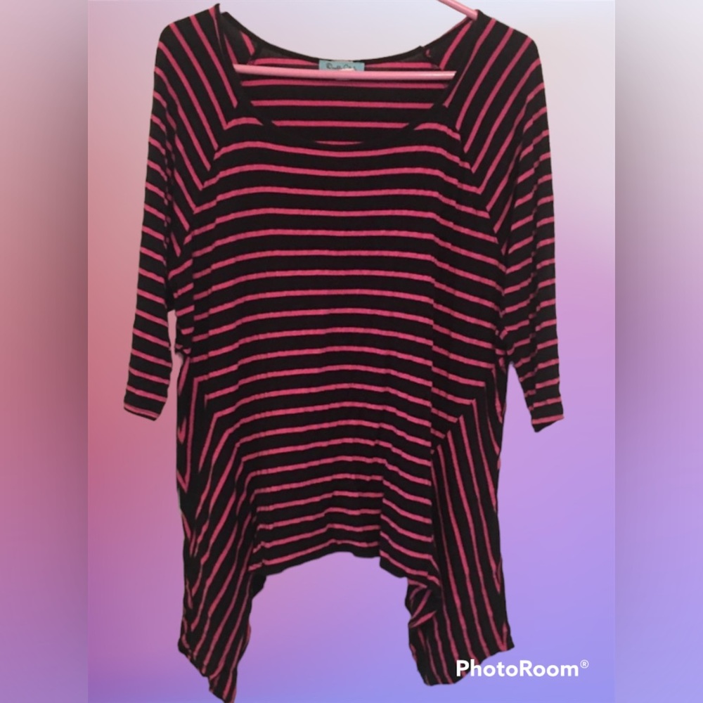 Women’s size 1X top. Shark bite hem